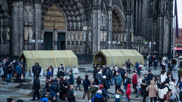 Polizeikontrolle am Eingang vor dem Gottesdienst und der Messe des Kölner Doms