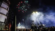 Silvester in Düsseldorf, Raketen zum neuen Jahr steigen in den Himmel am Schlossturm auf dem Burgplatz in der Altstadt