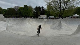 Ein Junge fährt mit einem Stunt-Bike durch den Skatepark in Moers