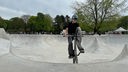 Ein Junge fährt mit einem Stunt-Bike eine Rampe des Skateparks in Moers hoch