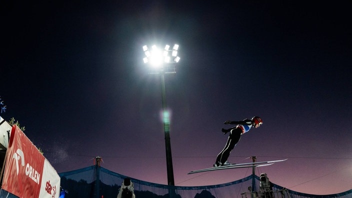 Ski-Springerin Selina Freitag direkt nach Absprung im Sprung