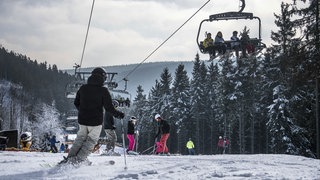 Skifahrer auf einer Piste in Winterberg im Sauerland, Archivbild: 07.02.2020