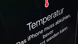 Ein Smartphone-Display mit einer Temperatur-Warnmeldung.