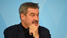 Markus Söder fasst sich ans Kinn