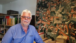 Stadtarchäologe Walter Melzer vor Luftbild der Soester Altstadt