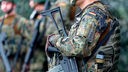 Soldaten stehen beim Antrittsbesuch von Verteidigungsminister Pistorius beim militärischen Organisationsbereich (OrgBer) Cyber- und Informationsraum (CIR) am Standort Rheinbach auf dem Gelände (31.07.2023)