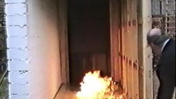 Mann legt Feuer in Hauseingang als Brandverlauf Simulation