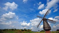 Sommerhimmel mit Wolken über der Windmühle in Lette in Coesfeld