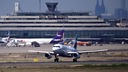 Ein Flugzeug startet am Flughafen Köln/ Bonn