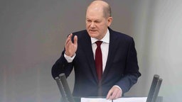 Bundeskanzler Olaf Scholz (SPD) hält zu Beginn der Sondersitzung des Bundestags zum Krieg in der Ukraine eine Regierungserklärung