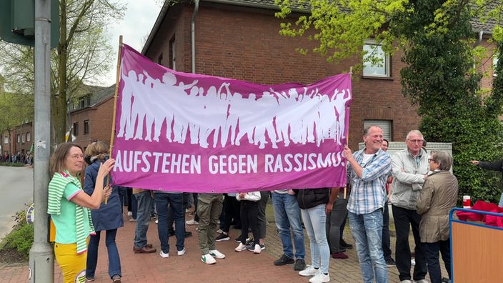 Demonstranten bei der Menschenkette in Sonsbeck.