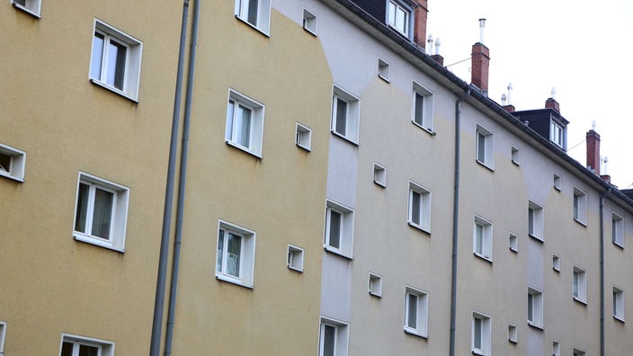 Fassade eines sozialen Wohnhauses in Köln