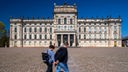 Mecklenburg-Vorpommern, Ludwiglust: Spaziergänger sind vor dem auch als "Versailles des Nordens" bezeichnete Schloss von Ludwigslust unterwegs