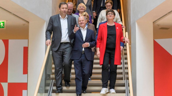 Auftaktbilder mit den SPD-Vorsitzenden Saskia Esken und Lars Klingbeil, SPD-Generalsekretaer Matthias Miersch, Olaf Scholz, sowie Mitgliedern des Präsidiums