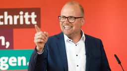 Jochen Ott, neuer Fraktionsvorsitzender der Nordrhein-Westfälischen SPD, spricht nach seiner Wahl bei einer Pressekonferenz