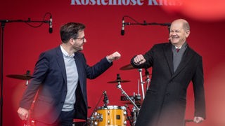 Olaf Scholz und Thomas Kutschaty stehen am Wahlkampfauftakt der nordrhein-westfälischen SPD gemeinsam auf der Bühne.