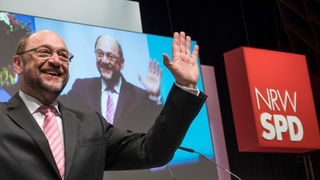 Martin Schulz bedankt sich in Münster bei der Landesdelegiertenkonferenz der NRW-SPD für seine Wahl