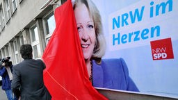 Der Generalsekretär der nordrhein-westfälischen SPD, Michael Groschek, enthüllt in Düsseldorf das erste Kampagnen-Plakat der SPD für den Landtags-Wahlkampf