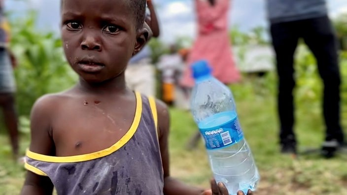 Ein Kind mit Wasserflasche in der Hand