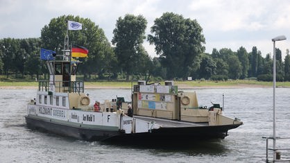 Die Rheinfähre zwischen Köln-Langel und Leverkusen-Hitdorf 