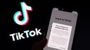 Meldung auf einem Smartphone, dass TikTok nicht verfügbar ist 