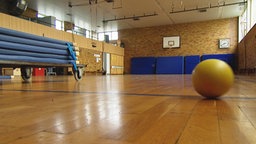 Ein Ball in einer Sporthalle