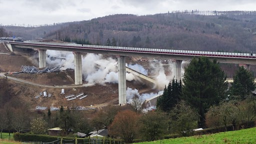 A45-Talbrücke Eisern erfolgreich gesprengt