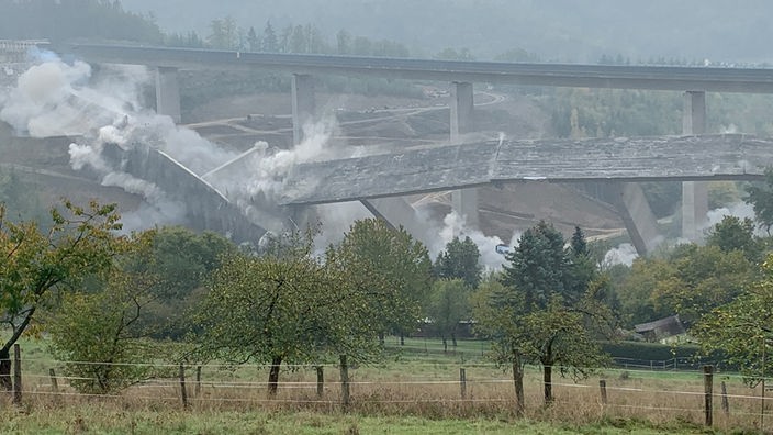 Sprengung der Talbrücke Eisern bei Siegen.
