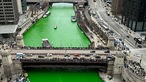 Grüner Fluss fließt in Chicago zum St. Patrick's Day