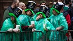 Verkleidete Zuschauende beim St. Patrick's Day Parade New York 2022