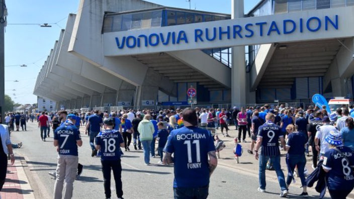 Fans im Bochum Trikot vor dem Ruhrstadion