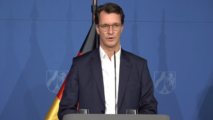 NRW-Ministerpräsident Hendrik Wüst auf einer Pressekonferenz zu den steigenden Corona-Zahlen.