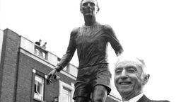 Stanley Matthews am 21.10.1987 vor "seinem" Denkmal in Stoke-on-Trent