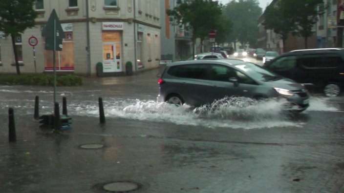 Starke Regenfälle in NRW sorgen für überflutete Straßen