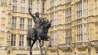 Statue von Richard I. Löwenherz vor den Houses of Parliament in London 