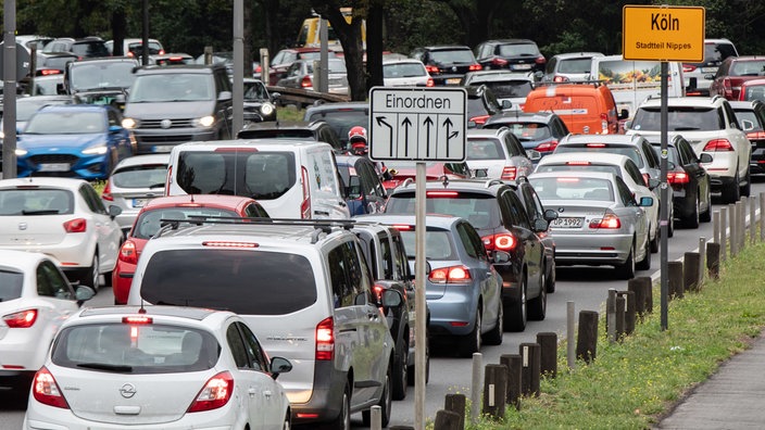 Autos stehen auf der Inneren Kanalstraße in Köln im Stau