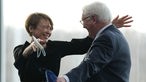 Elke Büdenbender gratuliert ihrem Mann und Bundespräsidenten Frank-Walter Steinmeier zur Wiederwahl als Bundespräsident