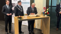 Bundespräsident Frank-Walter Steinmeier trägt sich in das Goldenes Buch Solingens ein.