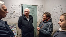 Bundespräsident Frank-Walter Steinmeier spricht nahe des Dorfs Jahidne mit Augenzeuginnen und Augenzeugen, die im Keller einer Schule als Geiseln gehalten wurden.