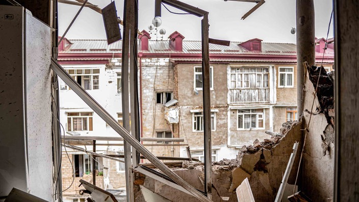 Blick aus einem Wohnhaus, das bei einem Militärschlag auf Stepanakert zerstört wurde