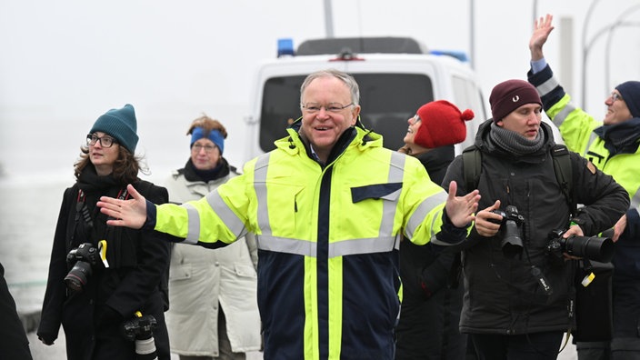 Stephan Weil (SPD), Ministerpräsident von Niedersachsen läuft auf einem Pier. In Wilhelmshaven wurde der erste Anleger für die Ankunft von Schiffen mit Flüssigerdgas fertiggestellt.