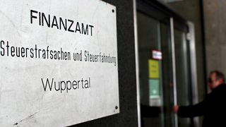 Ein Mann betritt das Finzamt Wuppertal zuständig für Steuerstrafrecht und Steuerfahndung