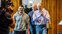 Die Freigelassenen Ilja Jaschin, Andrej Piwowarow, Wladimir Kara-Mursa bei einer Pressekonferenz 