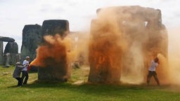 Stonehenge wird mit orangener Substanz besprüht 