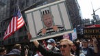Menschen demonstrieren vor dem Strafgerichtshof in Manhattan am Tag des Gerichtstermins Donald Trumps nach seiner Anklageerhebung durch ein Geschworenengericht in Manhattan im Zusammenhang mit Schweigegeldzahlungen an den Pornostar Stormy Daniels,