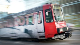 Eine Straßenbahn fährt durch Düsseldorf.