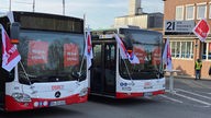 Stehende Busse in Dortmund mit ver.di Flaggen und Bannern