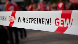 Ein Absperrbnd der Gewerkschaft GEW mit dem Slogan "Wir streiken!"