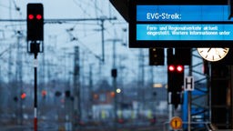 Anzeigetafel am Bahnhof zeigt "EVG-Streik"