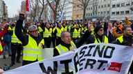 Verdi Streikende am Köln Hansaring mit Trillerpfeifen und Banner